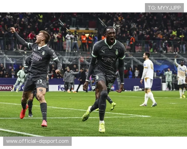 科莫球迷横幅：一日法布雷加斯胜过百日阿莱格里，讽刺米兰防守战术