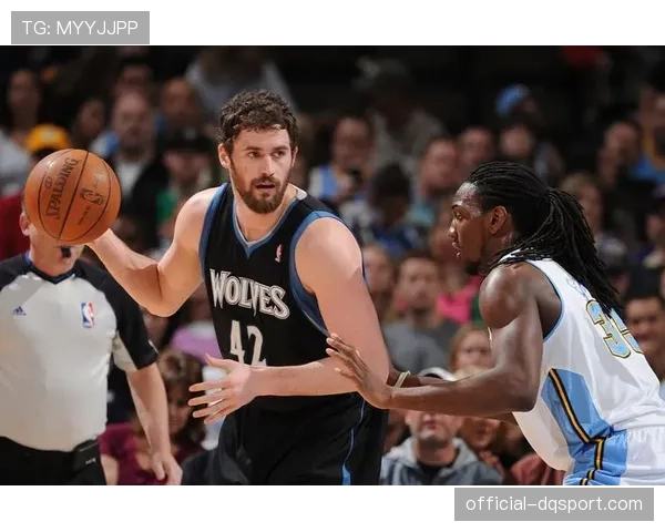 场边花絮：詹姆斯在暂停期间为年轻队友讲解战术板，担任“助理教练”